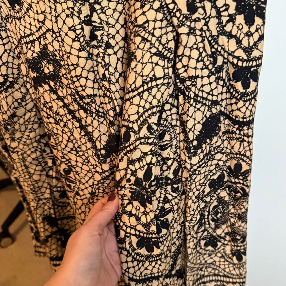 Kasper Black and Tan Printed Pencil Skirt size 8 excellent condition